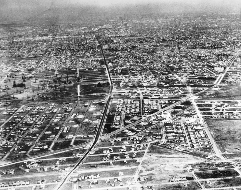 Illustration for article titled L.A.'s Wilshire Boulevard From the Air, Then & Now